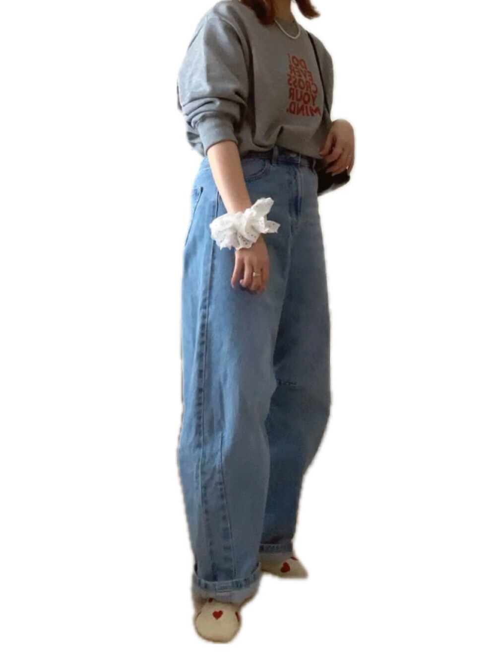 ブルー系のデニムパンツ、グレー系のスウェット、ブラック系のショルダーバッグを着用したレディースの秋コーディネートの2枚目の写真