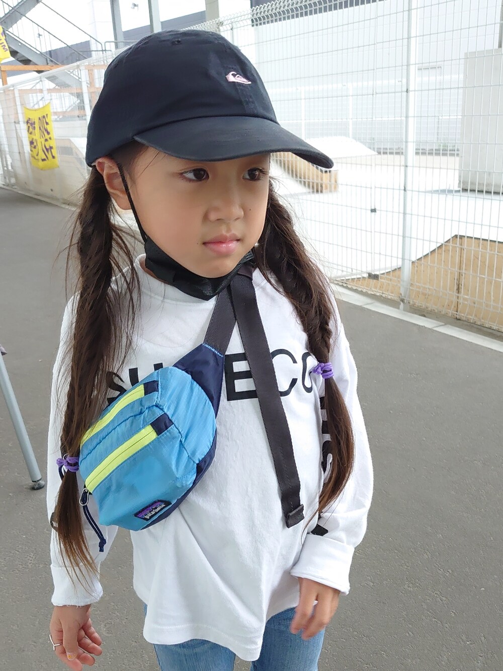 ブルー系のスニーカー、ホワイト系のTシャツ/カットソー、ブルー系のボディバッグ/ウエストポーチを着用したキッズの秋コーディネートの2枚目の写真