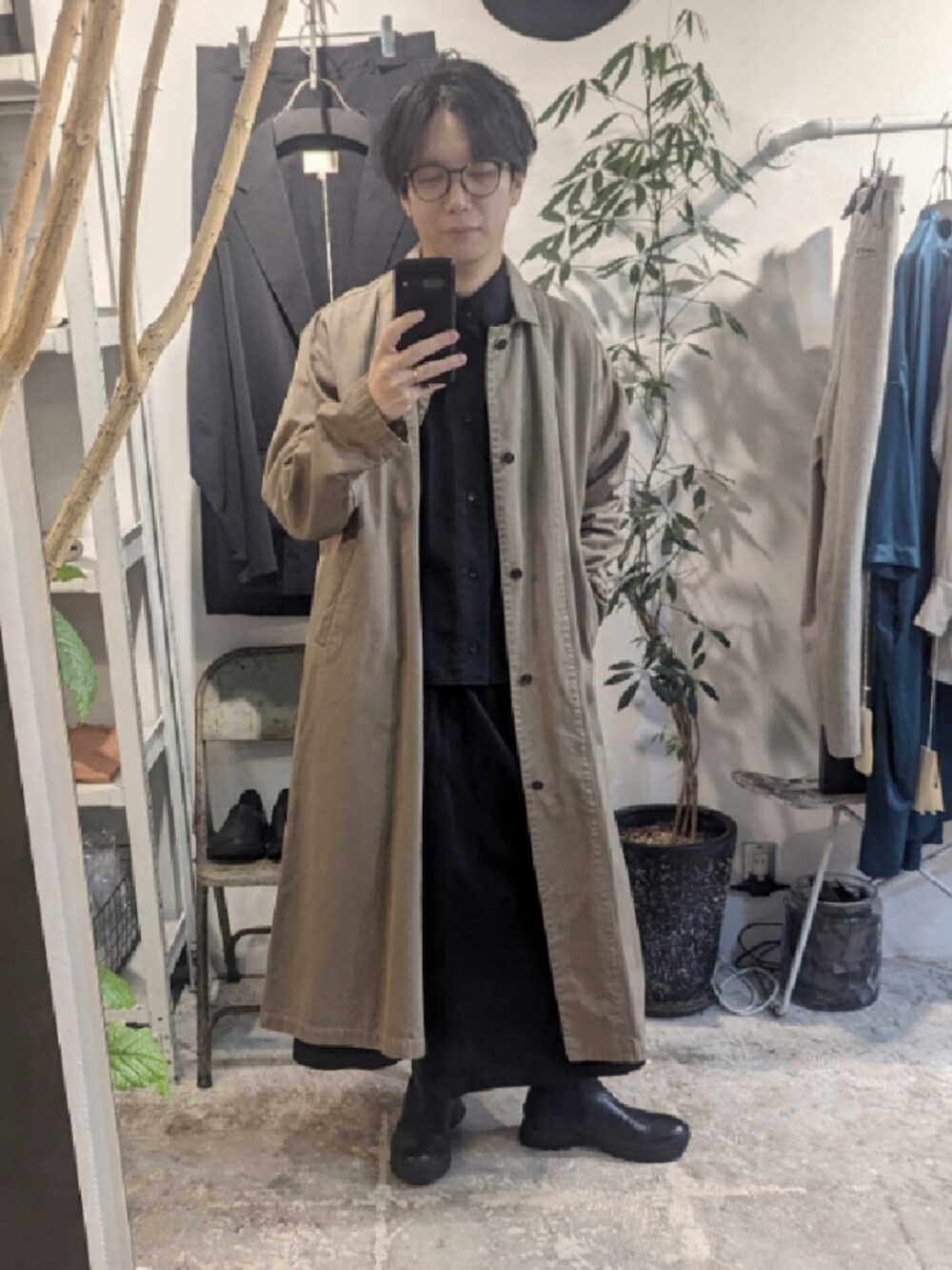 ブラック系のブーツ、ベージュ系のステンカラーコートを着用したメンズの冬コーディネートの2枚目の写真