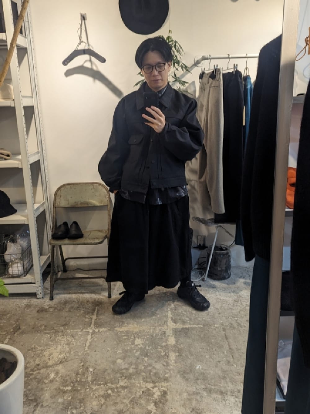 ブラック系のスニーカー、ブラック系のデニムジャケット、ブラック系のパンツを着用したメンズの冬コーディネートの2枚目の写真