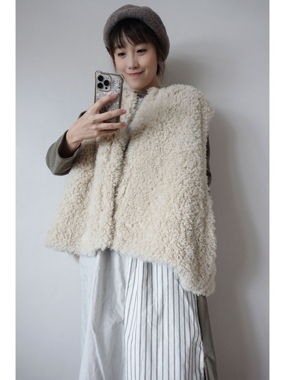 グリーン系のその他アウター、グリーン系のワンピース、グリーン系のチノパンツを着用したレディースの冬コーディネートの3枚目の写真