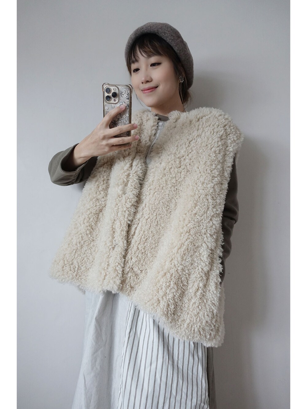 グリーン系のその他アウター、グリーン系のワンピース、グリーン系のチノパンツを着用したレディースの冬コーディネートの4枚目の写真