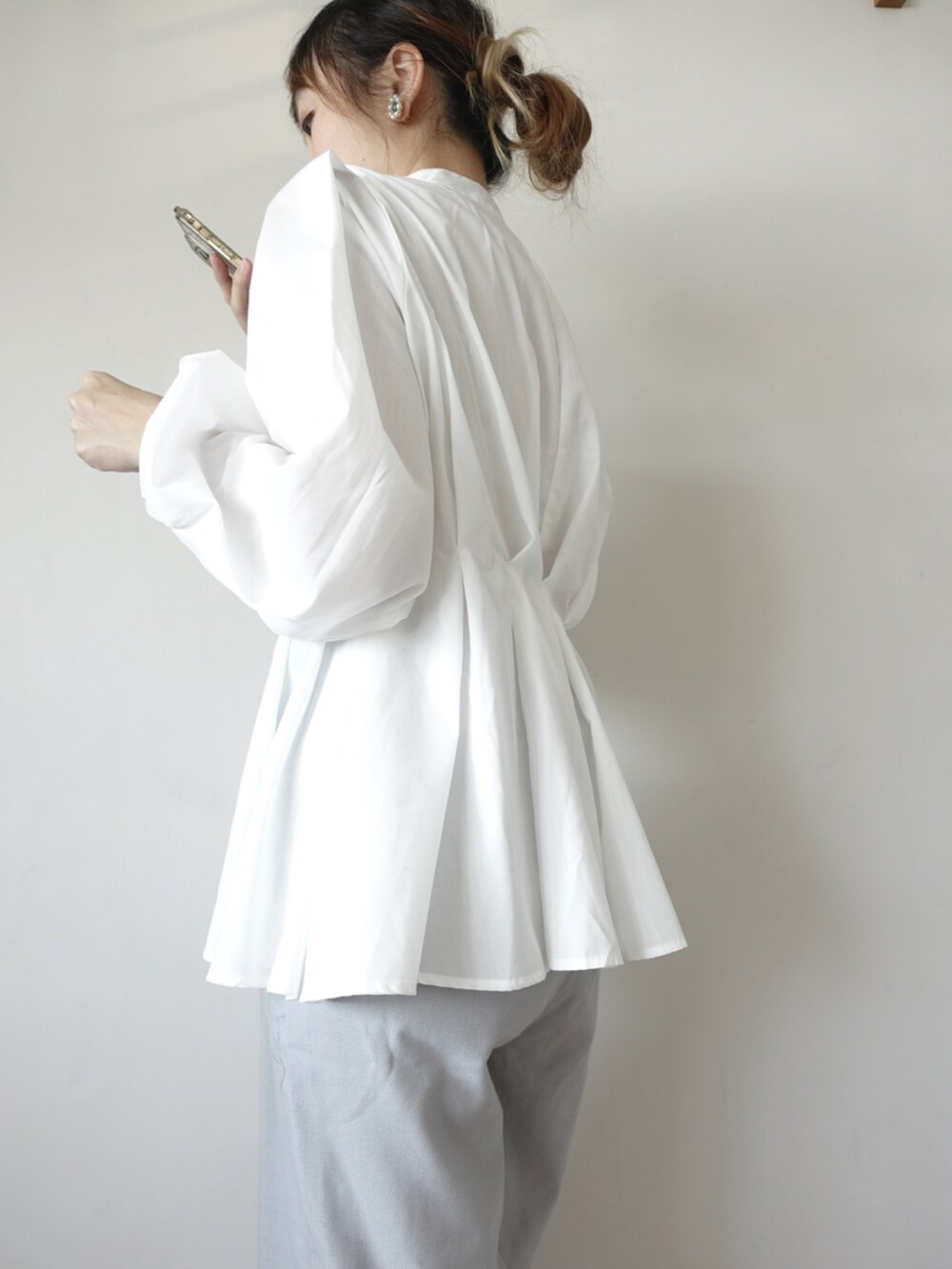 ホワイト系のシャツ/ブラウス、ベージュ系の帽子を着用したレディースの冬コーディネートの3枚目の写真