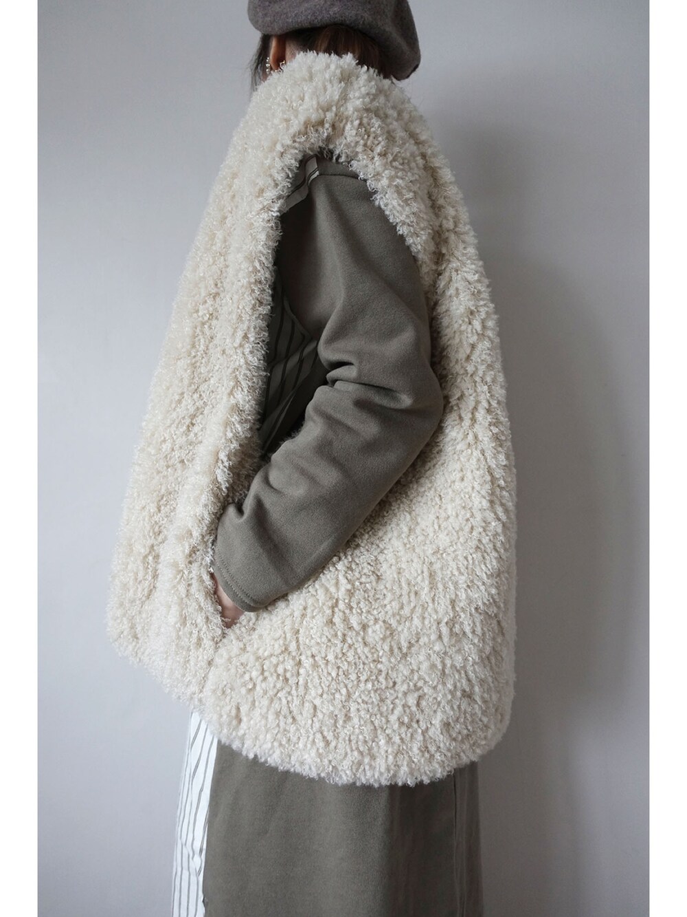 グリーン系のその他アウター、グリーン系のワンピース、グリーン系のチノパンツを着用したレディースの冬コーディネートの5枚目の写真