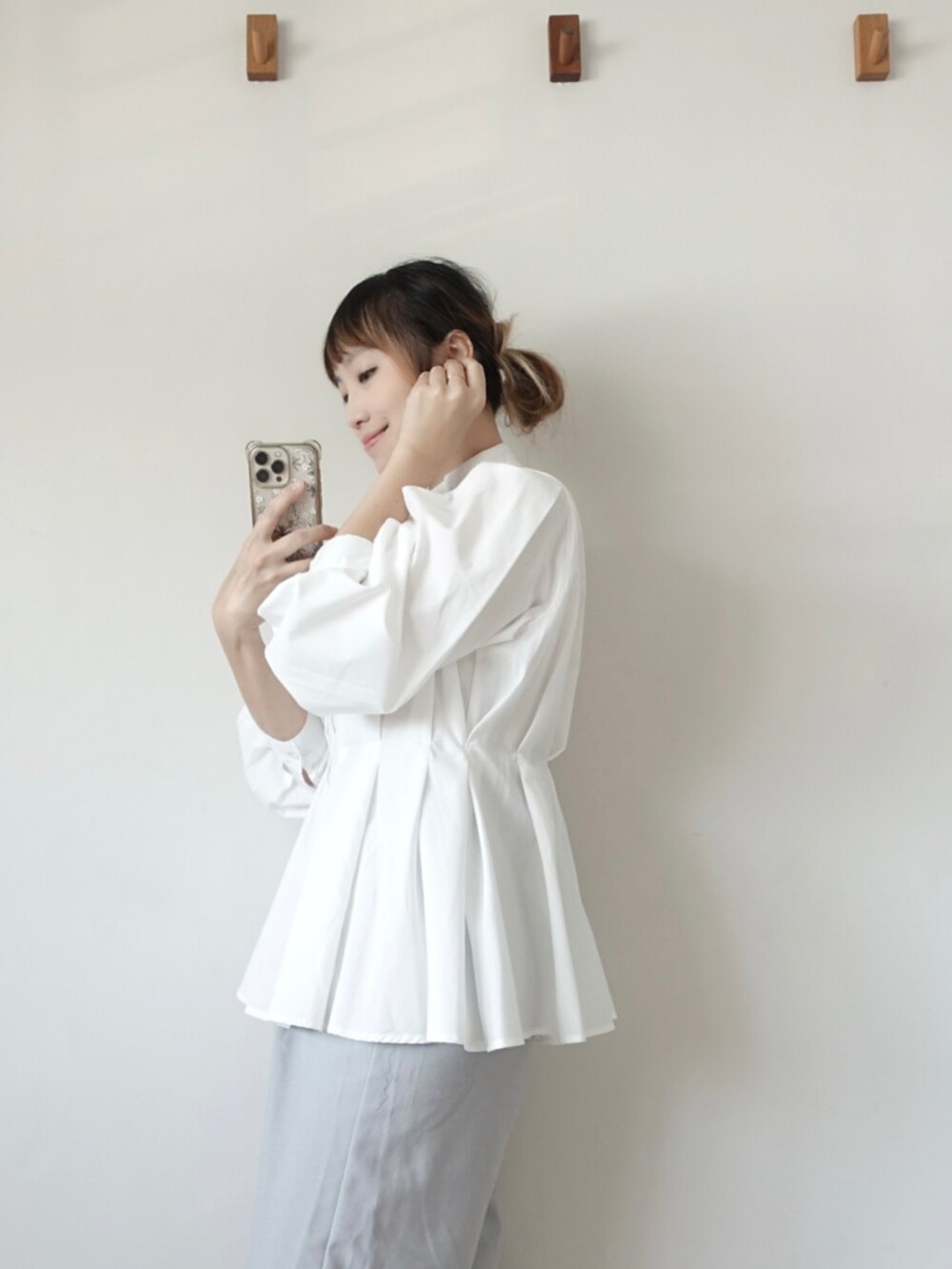 ホワイト系のシャツ/ブラウス、ベージュ系の帽子を着用したレディースの冬コーディネートの2枚目の写真