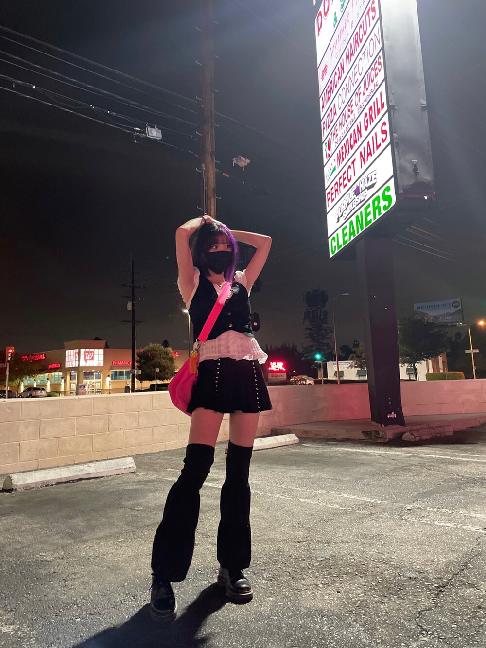 ブラック系のドレスシューズを着用したレディースの夏コーディネートの4枚目の写真