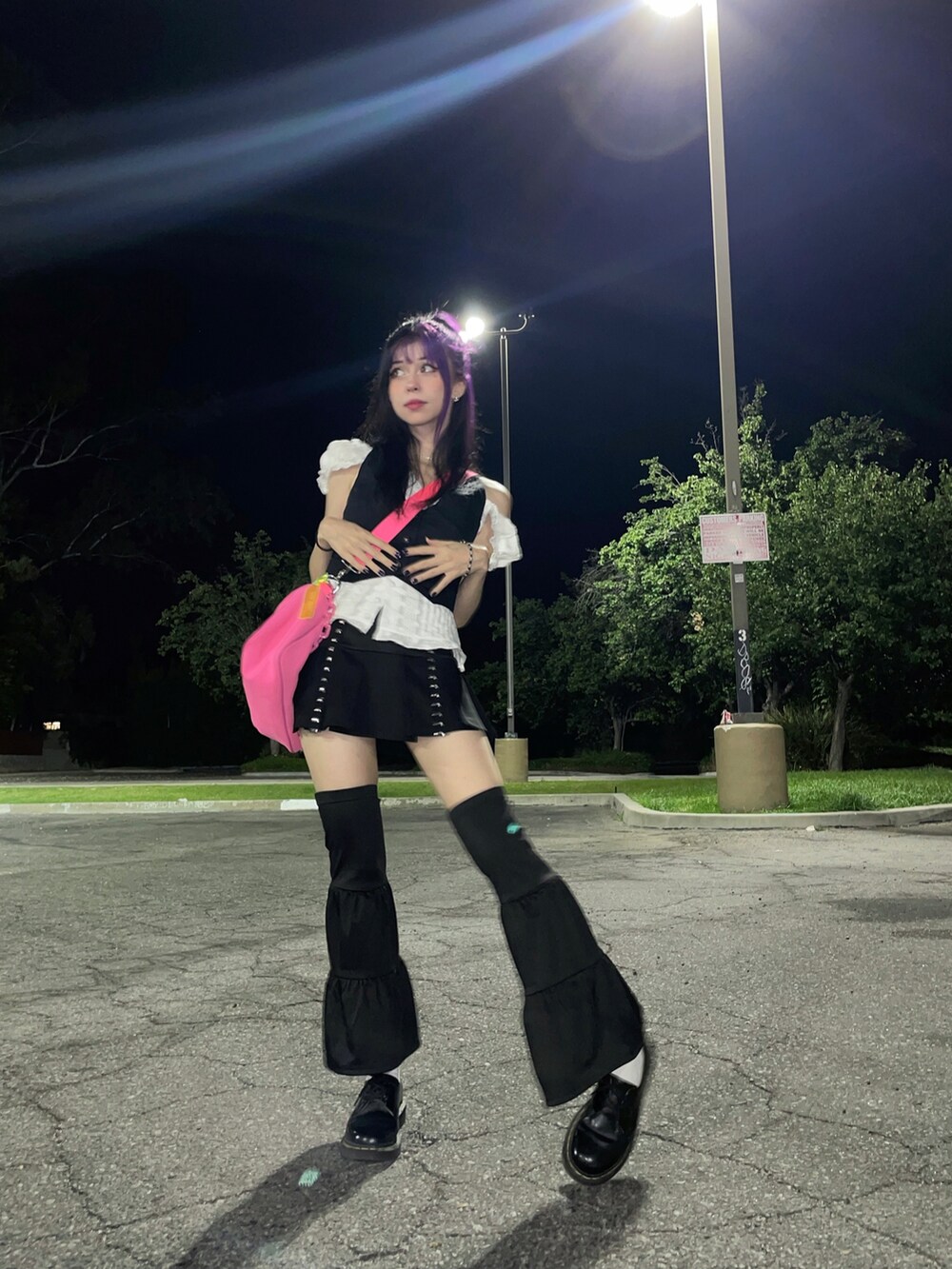 ブラック系のドレスシューズを着用したレディースの夏コーディネートの3枚目の写真