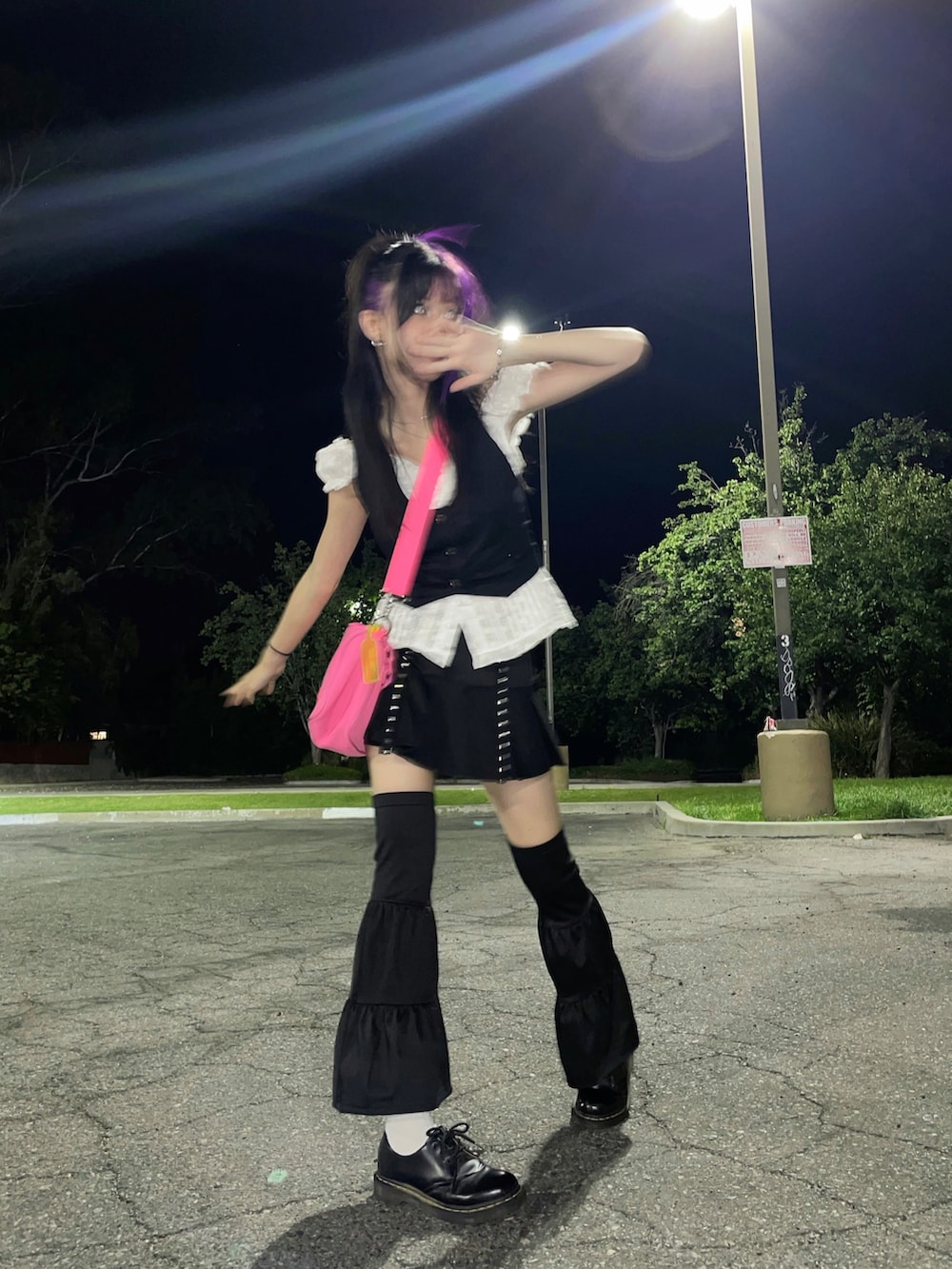 ブラック系のドレスシューズを着用したレディースの夏コーディネートの2枚目の写真