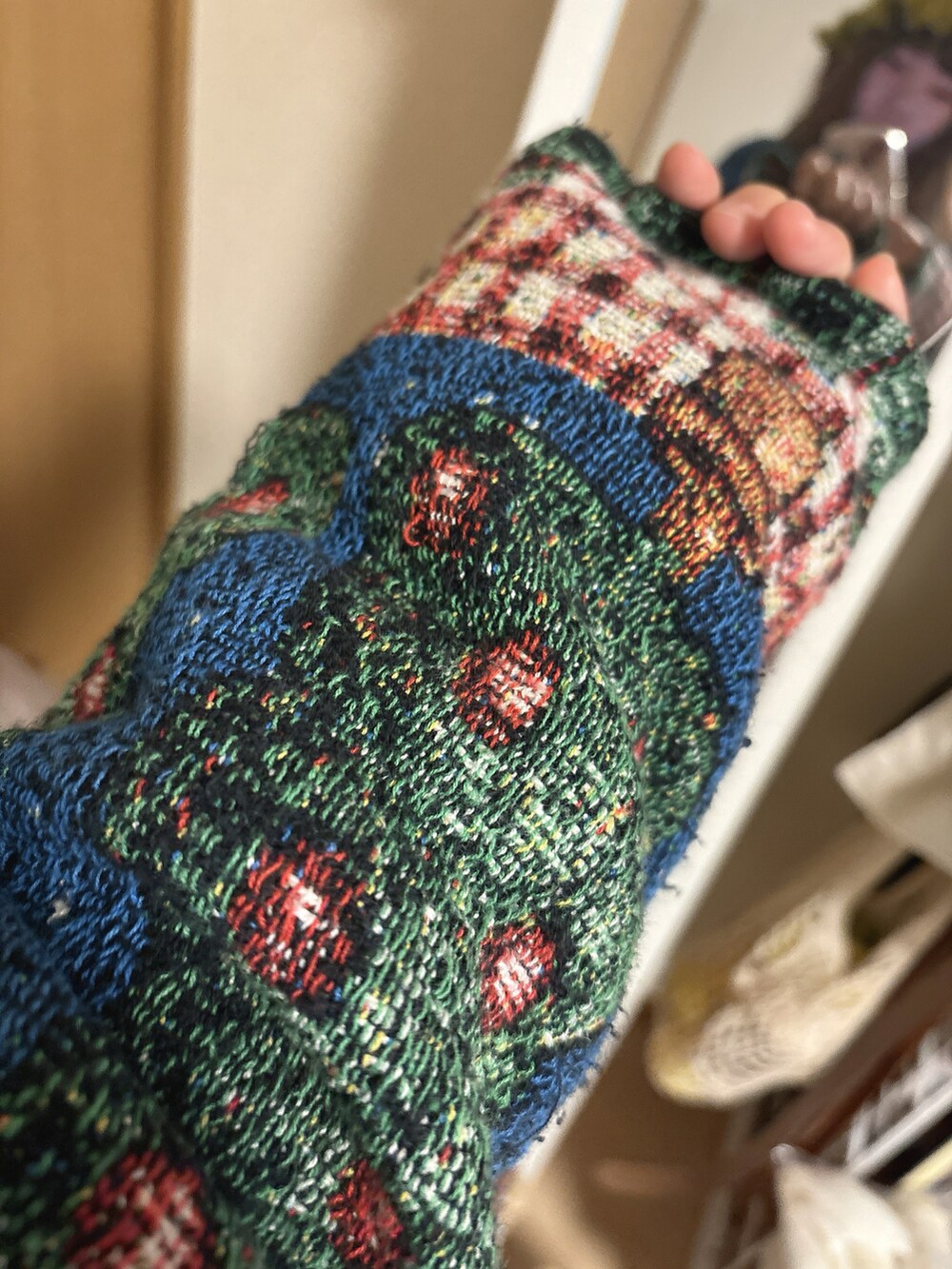 その他のカーディガン/ボレロ、その他のジャケット/アウター、ホワイト系のデニムパンツを着用したレディースの冬コーディネートの4枚目の写真