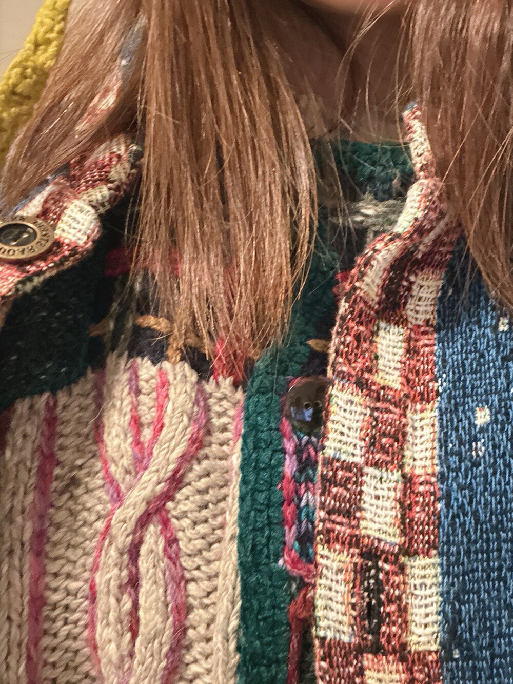 その他のカーディガン/ボレロ、その他のジャケット/アウター、ホワイト系のデニムパンツを着用したレディースの冬コーディネートの3枚目の写真