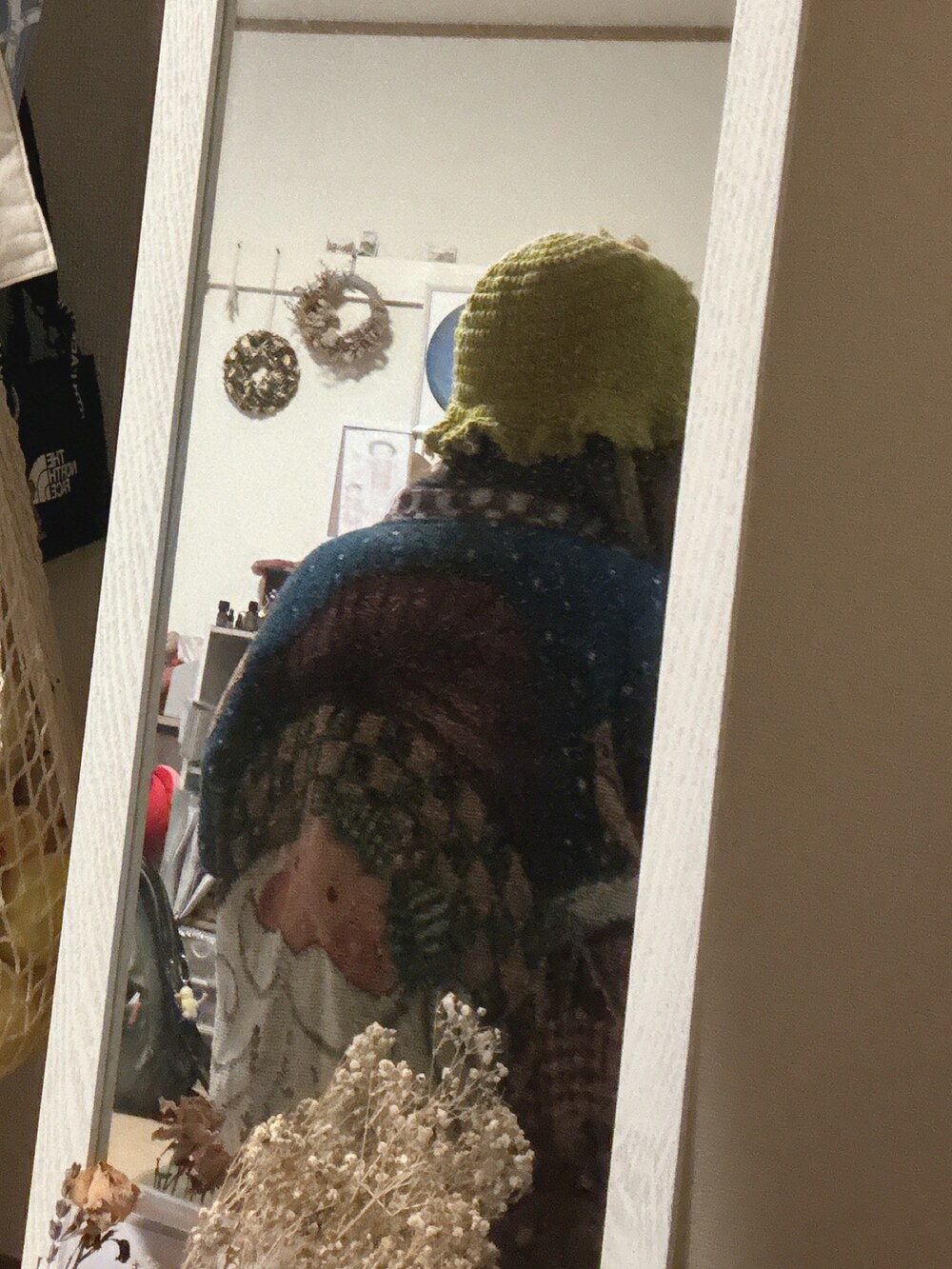 その他のカーディガン/ボレロ、その他のジャケット/アウター、ホワイト系のデニムパンツを着用したレディースの冬コーディネートの2枚目の写真