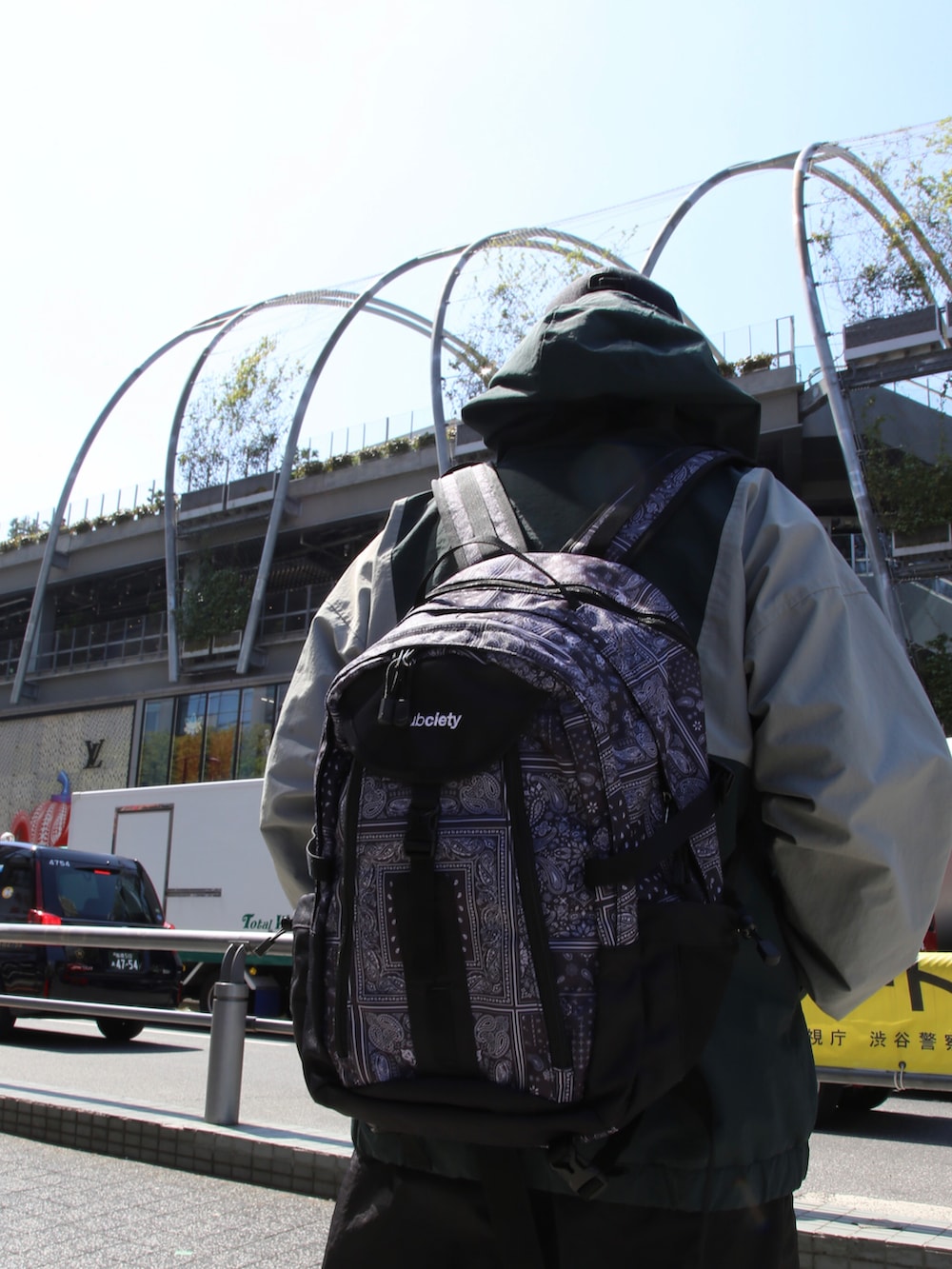 その他のバックパック/リュックを着用したメンズの春コーディネートの2枚目の写真