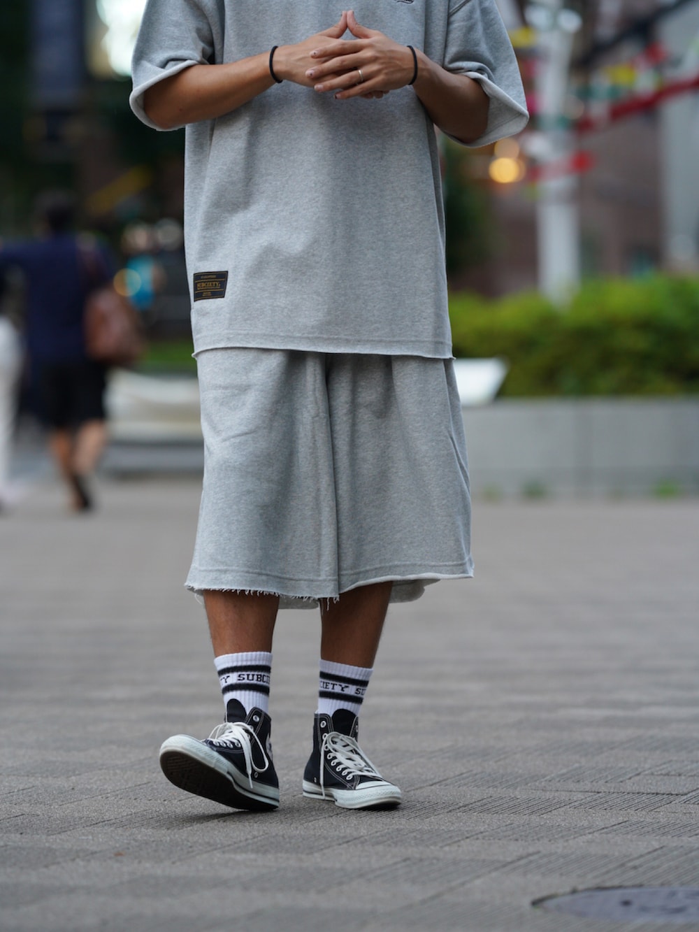 グレー系のその他パンツ、グレー系のTシャツ/カットソー、ブラック系のサングラスを着用したメンズの夏コーディネートの2枚目の写真