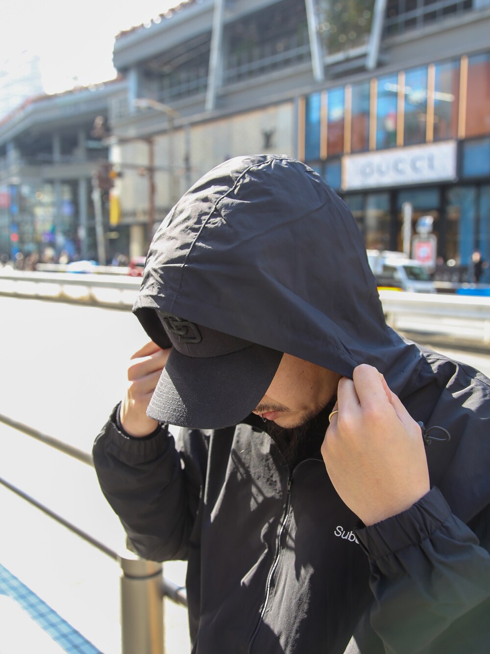 ブラック系のナイロンジャケット、ブラック系のその他パンツを着用したメンズの冬コーディネートの3枚目の写真