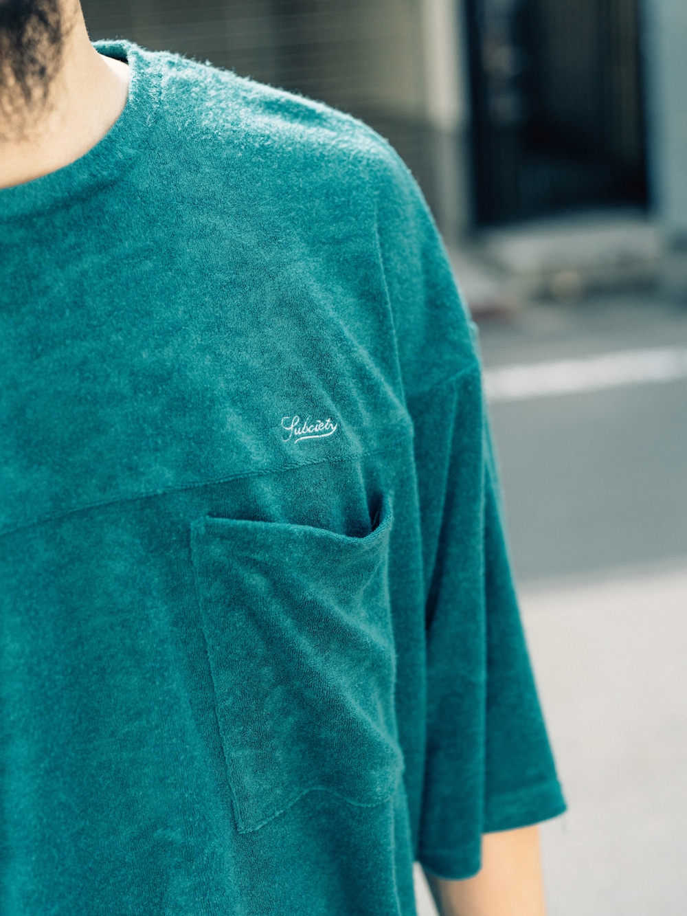 グリーン系のTシャツ/カットソー、グレー系のその他パンツを着用したメンズの夏コーディネートの3枚目の写真