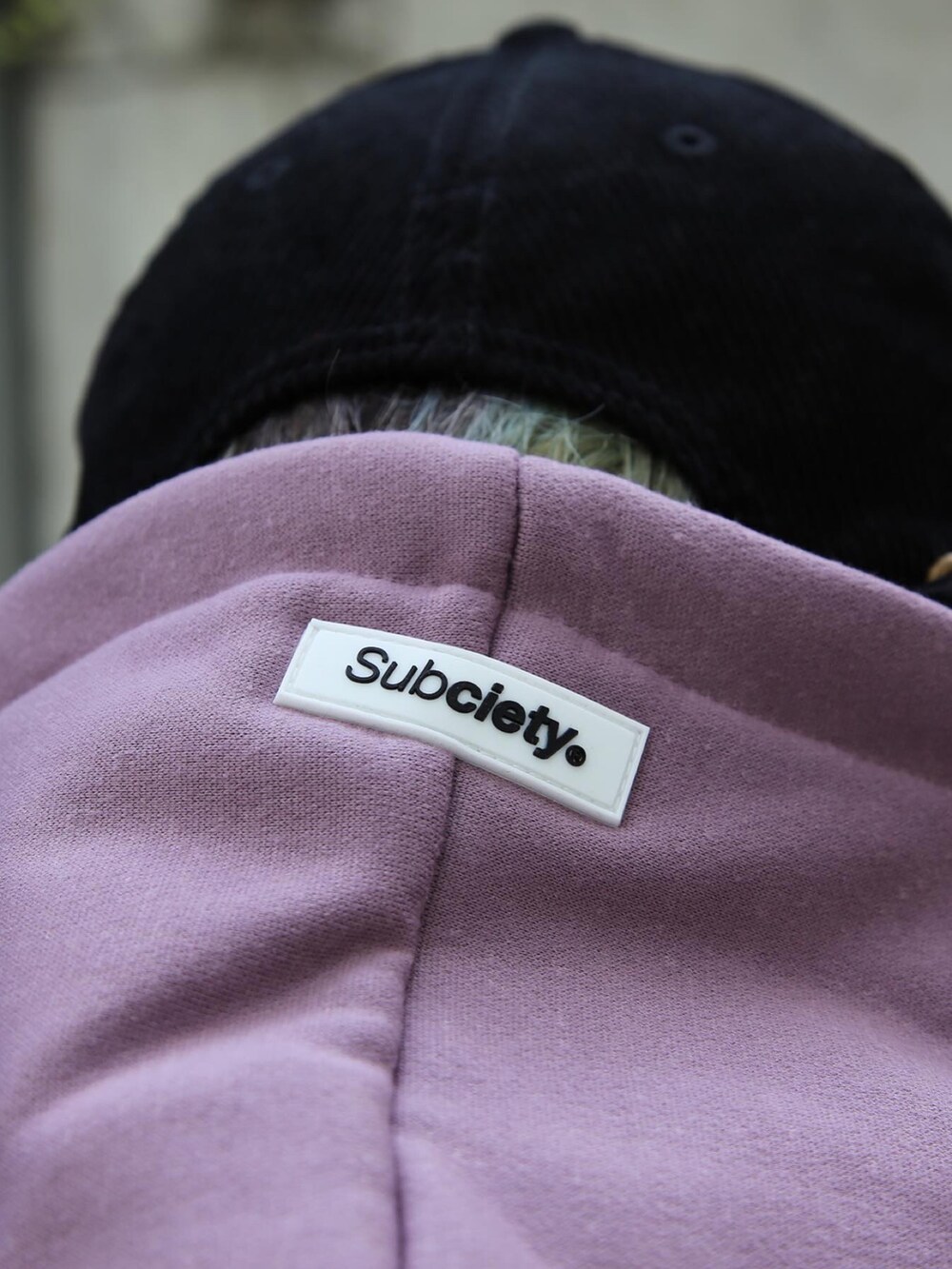 ブラック系のその他パンツ、パープル系のパーカーを着用したメンズの秋コーディネートの2枚目の写真