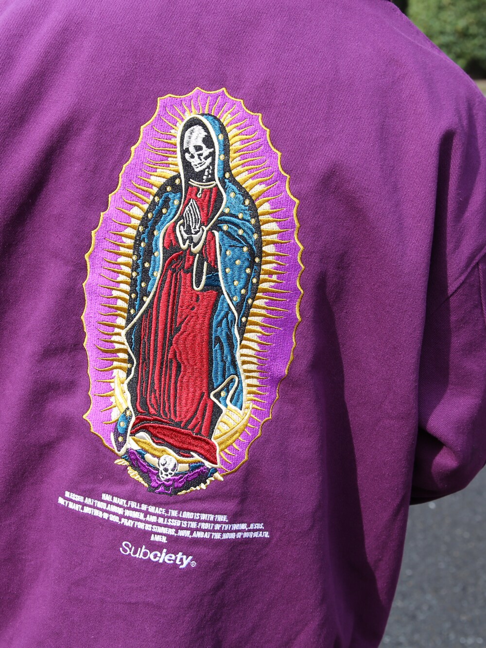 ブラック系のその他パンツ、パープル系のブルゾンを着用したメンズの秋コーディネートの3枚目の写真