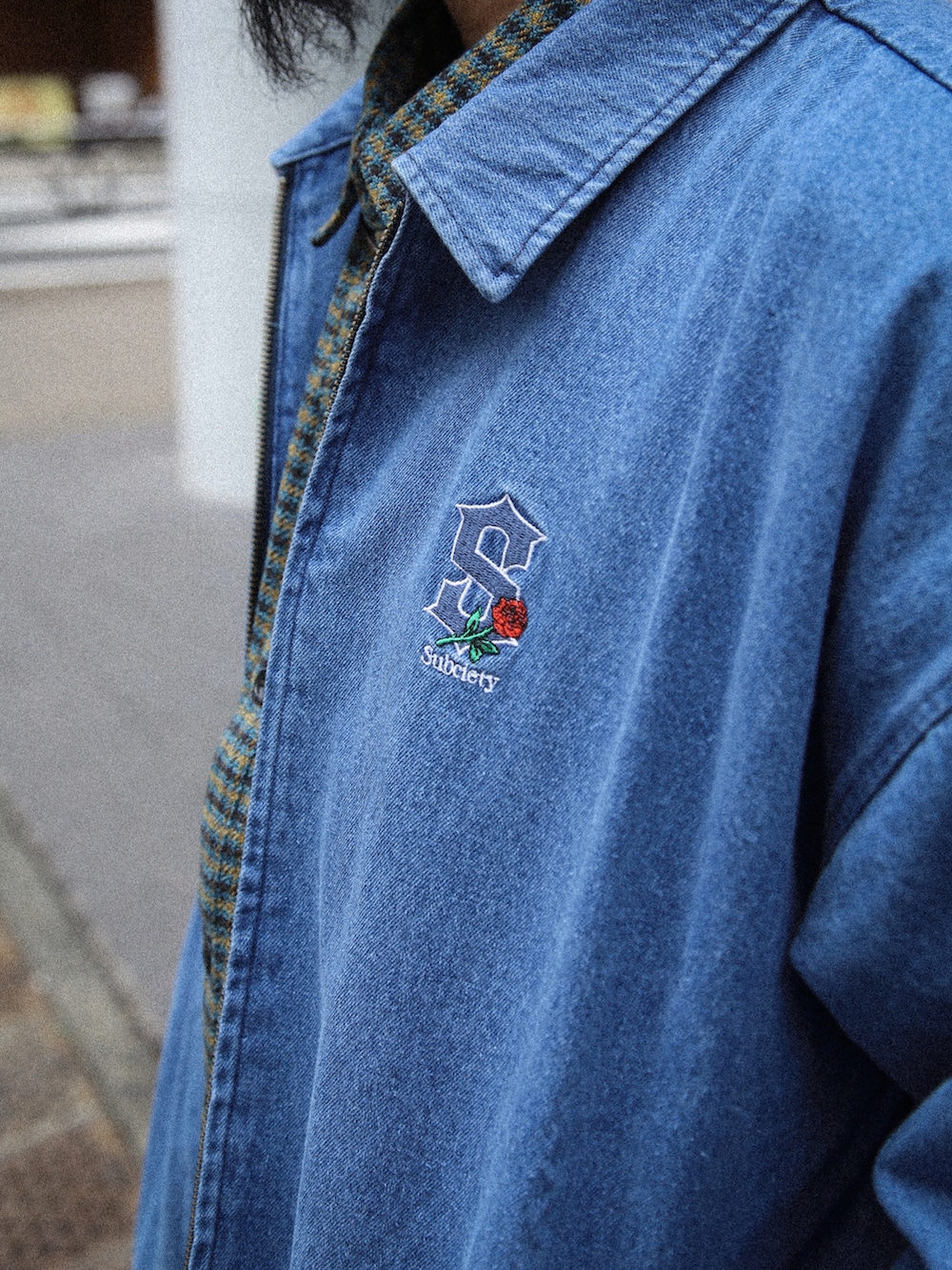 ブラック系のスラックス、ブルー系のデニムジャケット、ブルー系のシャツ/ブラウスを着用したメンズの冬コーディネートの2枚目の写真