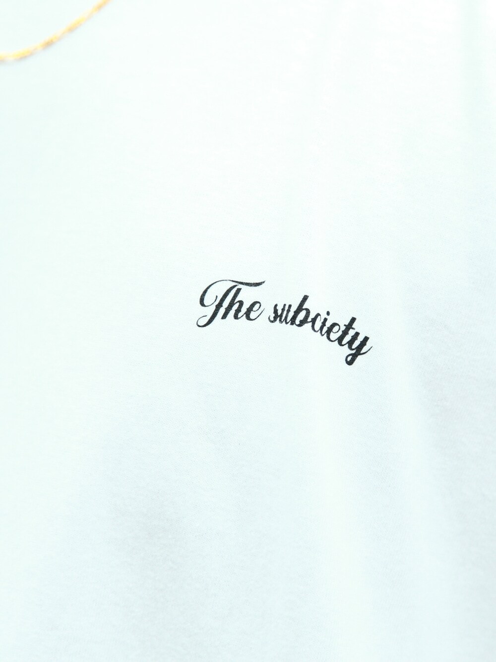 ホワイト系のTシャツ/カットソーを着用したメンズの春コーディネートの3枚目の写真