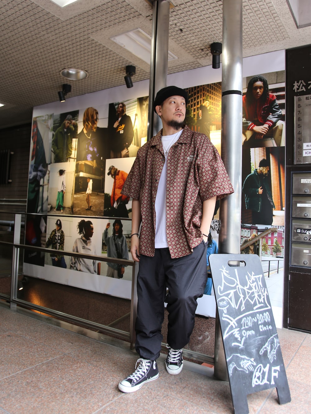 レッド系のシャツ/ブラウス、ブラック系のその他パンツを着用したメンズの春コーディネートの2枚目の写真