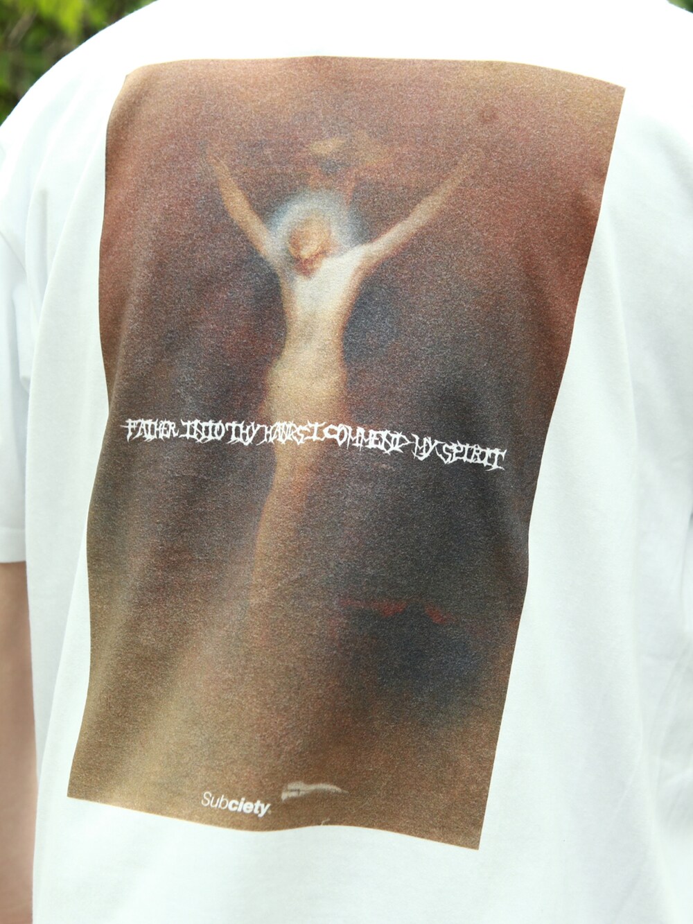 ホワイト系のTシャツ/カットソーを着用したメンズの春コーディネートの2枚目の写真