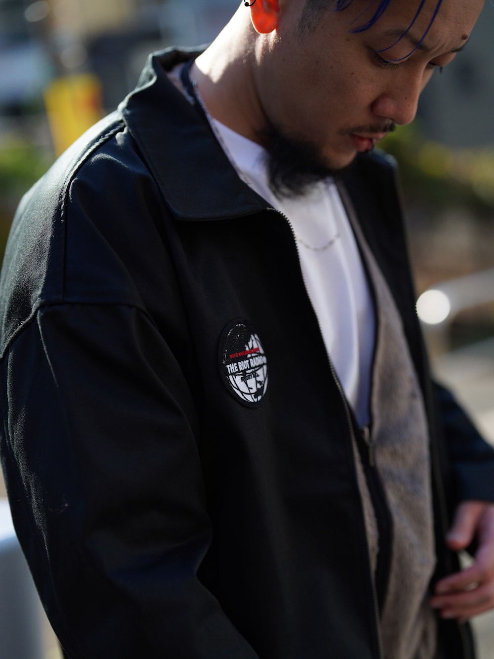 パープル系のその他パンツ、ブラック系のブルゾン、グレー系のカーディガン/ボレロを着用したメンズの秋コーディネートの4枚目の写真