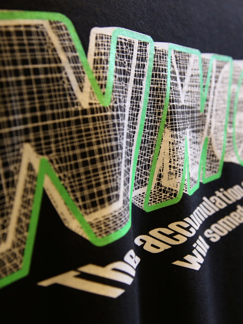 ブラック系のTシャツ/カットソー、グレー系のカーゴパンツ、ホワイト系のキャップを着用したメンズの秋コーディネートの2枚目の写真