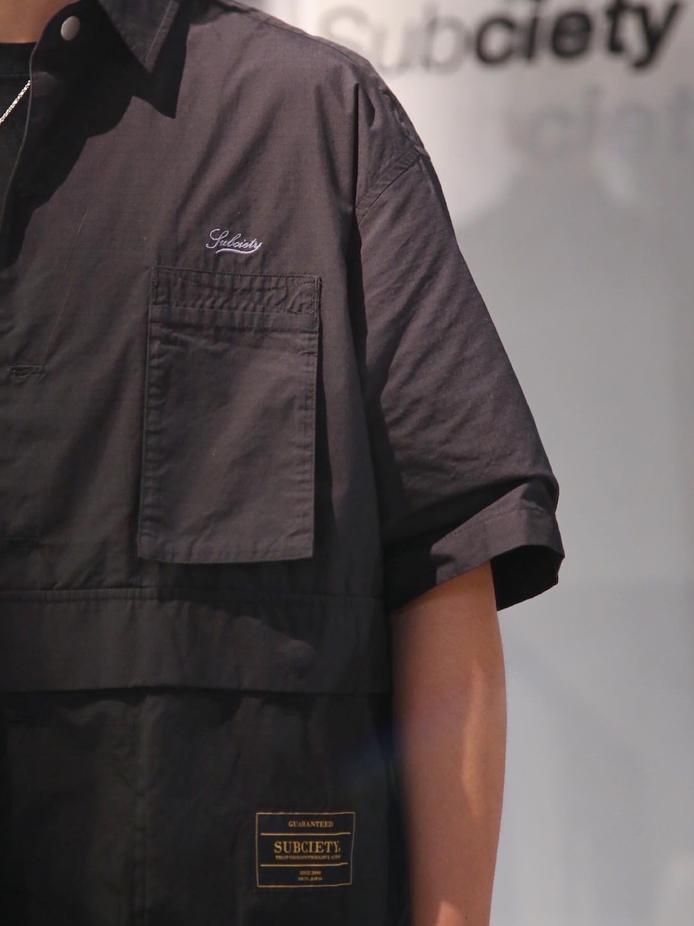 ブラック系のシャツ/ブラウスを着用したメンズの夏コーディネートの2枚目の写真