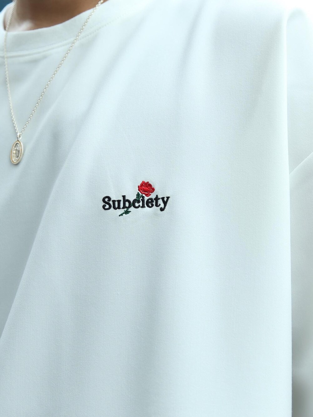 ブルー系のデニムパンツ、ホワイト系のTシャツ/カットソーを着用したメンズの夏コーディネートの3枚目の写真