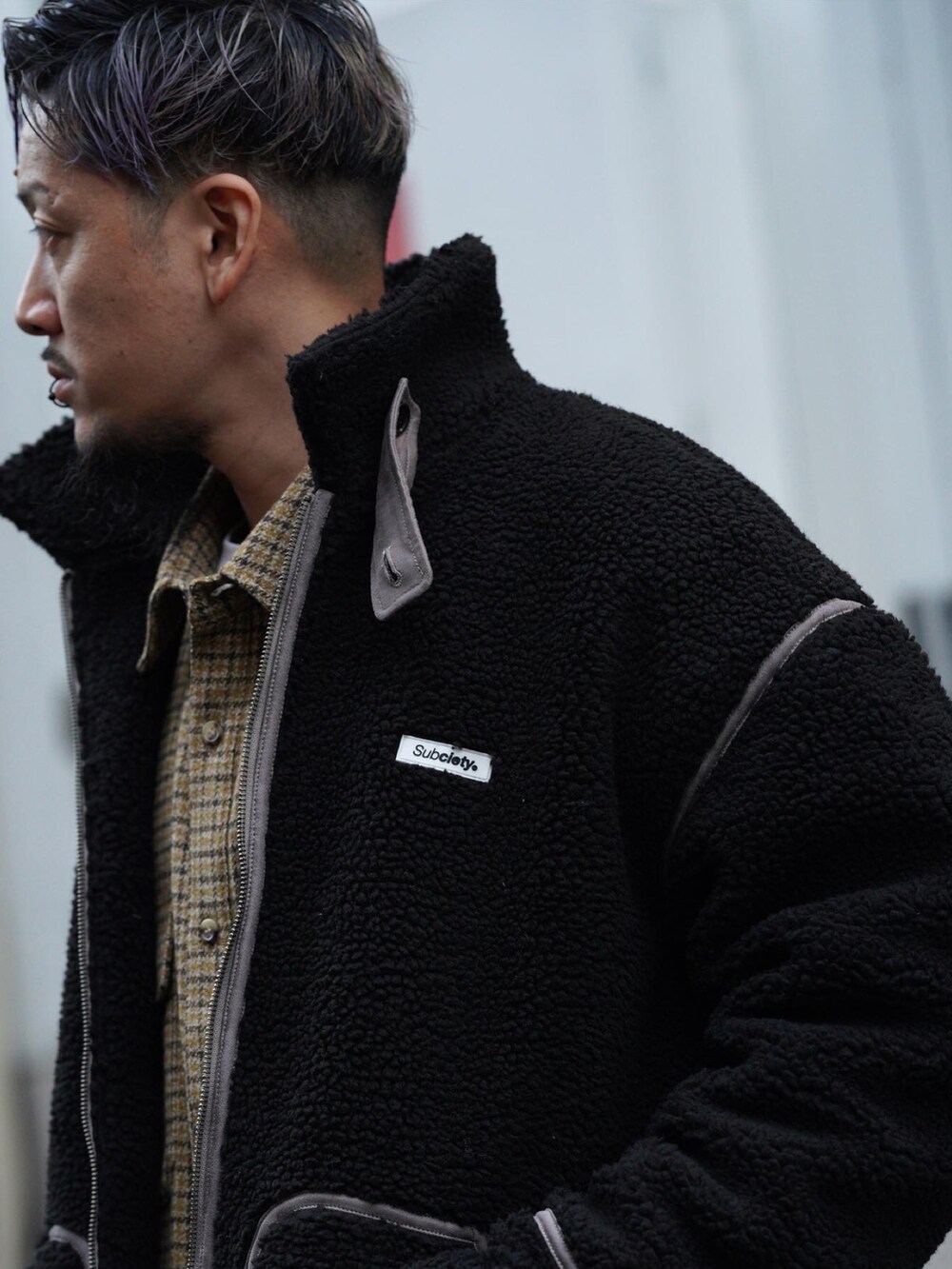 グリーン系のその他パンツ、ブラック系のブルゾン、イエロー系のシャツ/ブラウスを着用したメンズの秋コーディネートの2枚目の写真