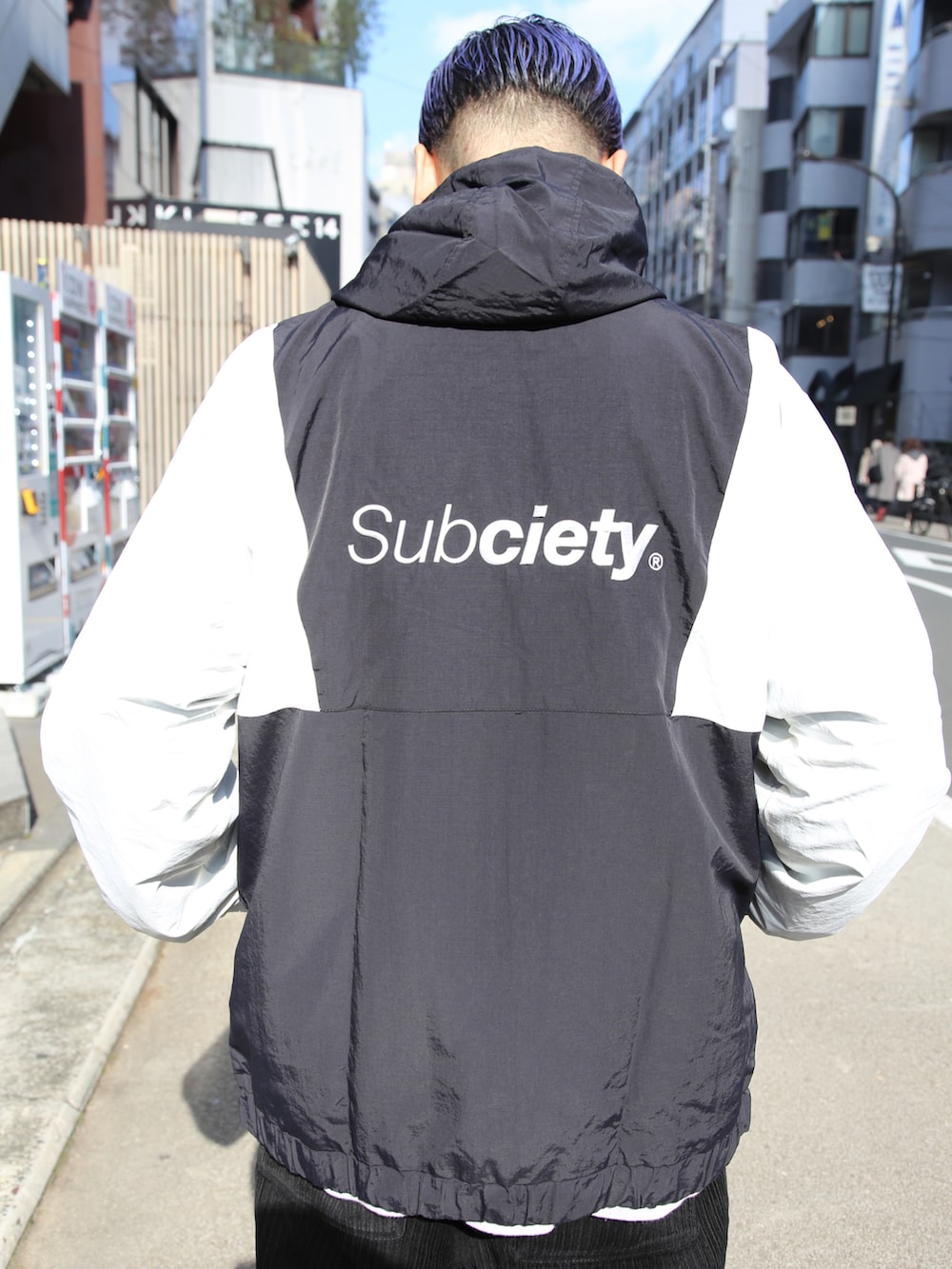 ブラック系のその他パンツ、ブラック系のナイロンジャケットを着用したメンズの秋コーディネートの2枚目の写真