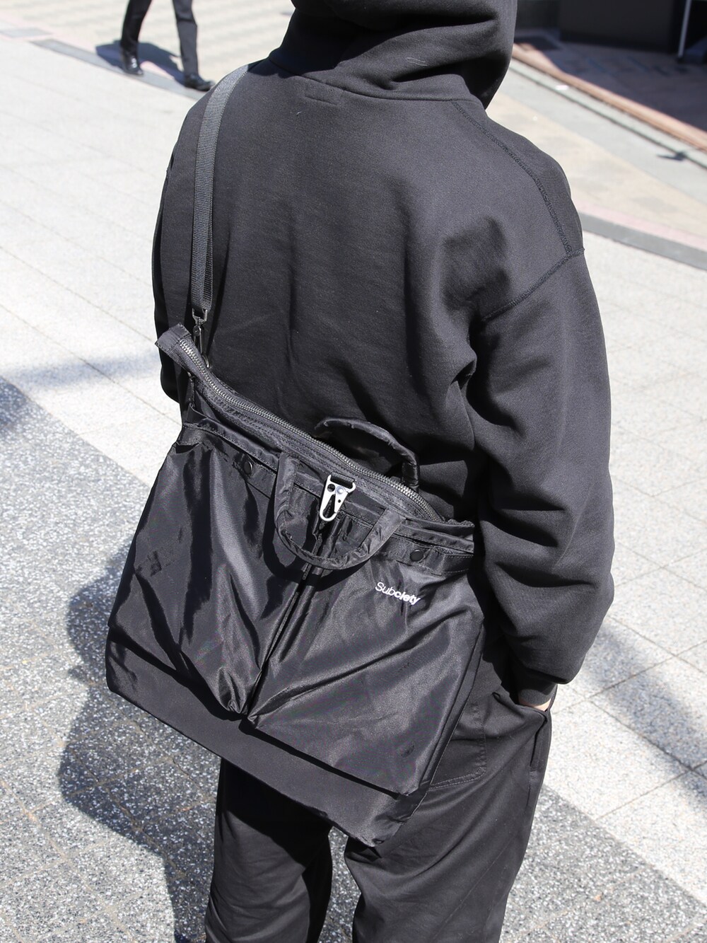 ブラック系のショルダーバッグを着用したメンズの春コーディネートの3枚目の写真