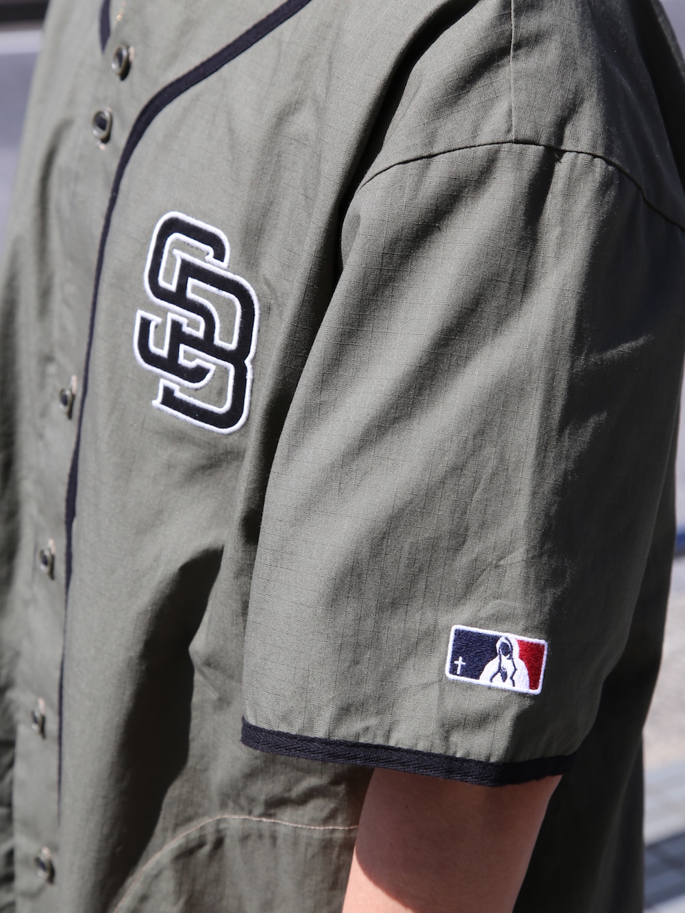 グリーン系のシャツ/ブラウスを着用したメンズの春コーディネートの2枚目の写真