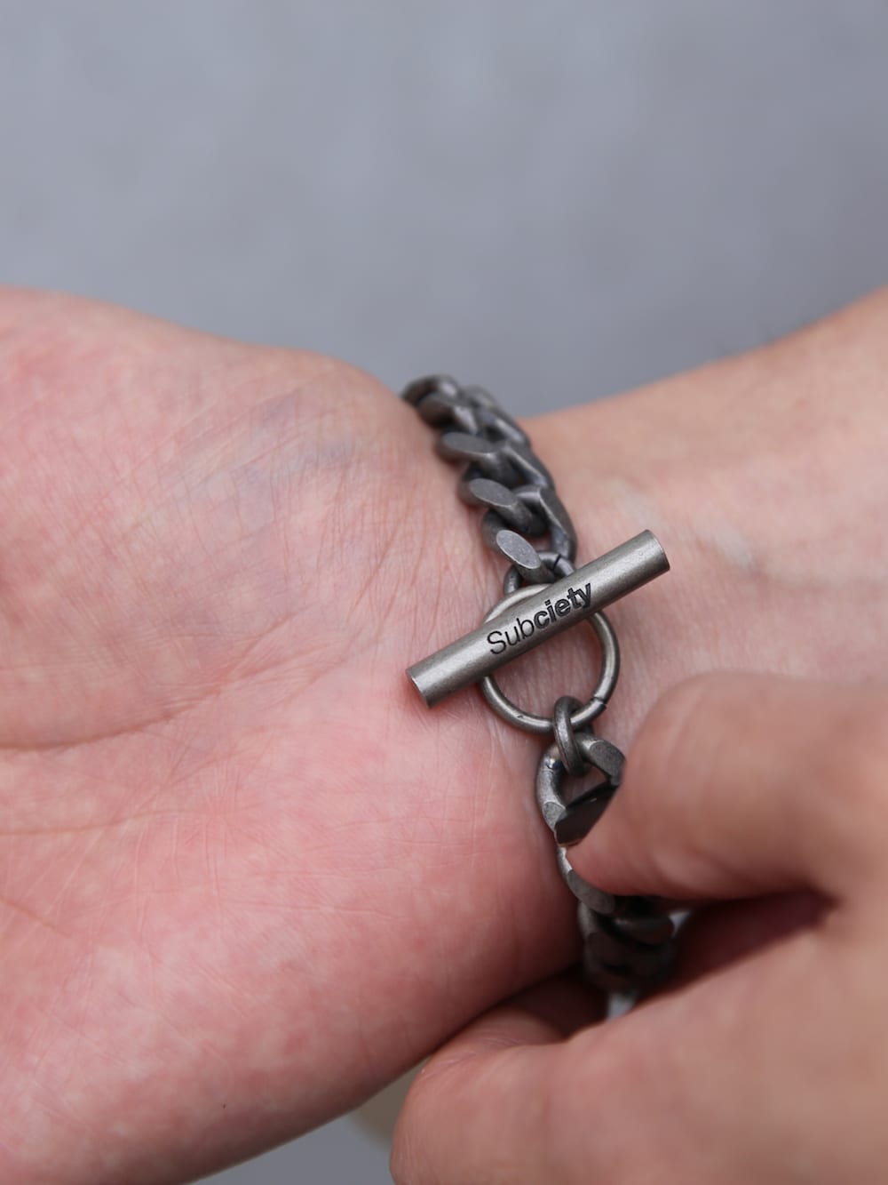 シルバー系のブレスレットを着用したメンズの春コーディネートの2枚目の写真