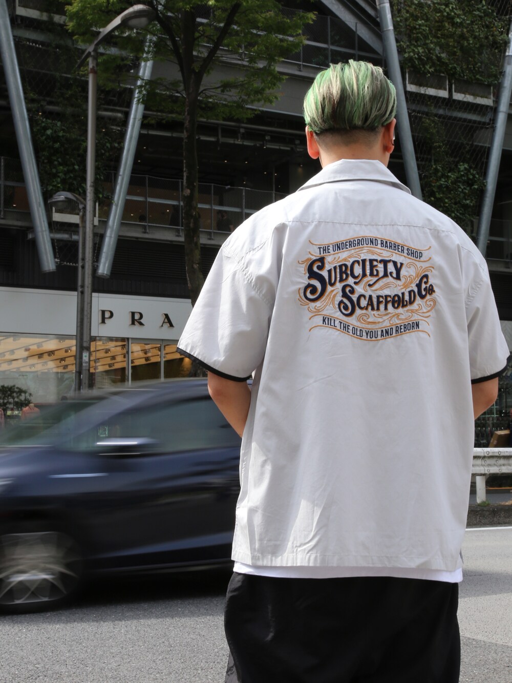 グレー系のシャツ/ブラウスを着用したメンズの春コーディネートの2枚目の写真