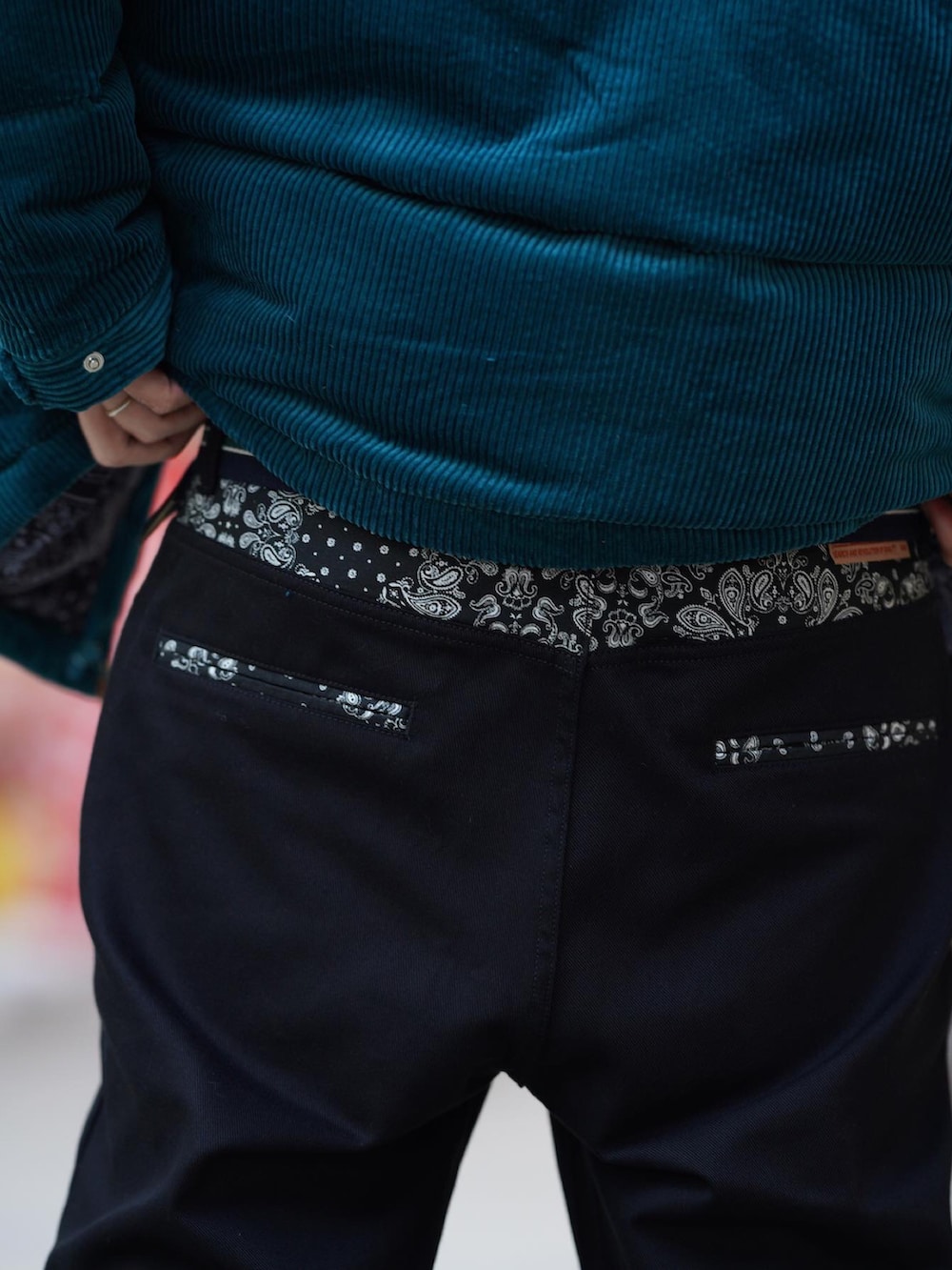 ブラック系のチノパンツ、ブルー系のダウンジャケット/コート、ブラック系のキャップを着用したメンズの秋コーディネートの2枚目の写真