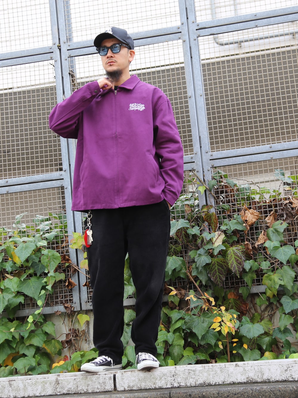 ブラック系のその他パンツ、パープル系のブルゾンを着用したメンズの秋コーディネートの2枚目の写真
