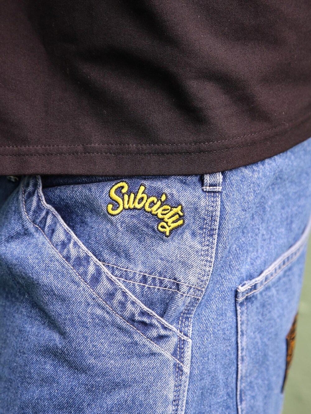 ブルー系のデニムパンツ、ブラック系のTシャツ/カットソーを着用したメンズの夏コーディネートの2枚目の写真