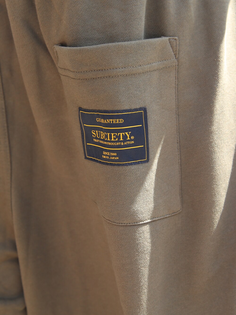 グリーン系のTシャツ/カットソー、グリーン系のその他パンツを着用したメンズの夏コーディネートの3枚目の写真