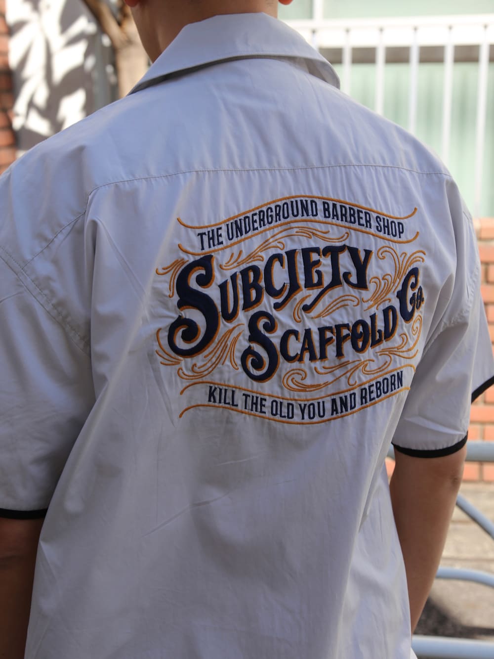 グレー系のシャツ/ブラウス、ブラック系のチノパンツを着用したメンズの冬コーディネートの2枚目の写真