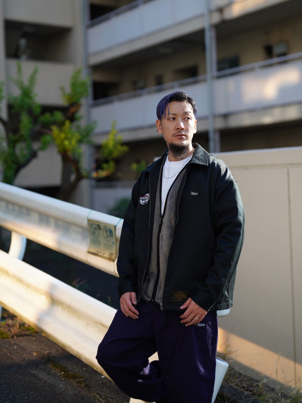 パープル系のその他パンツ、ブラック系のブルゾン、グレー系のカーディガン/ボレロを着用したメンズの秋コーディネートの2枚目の写真