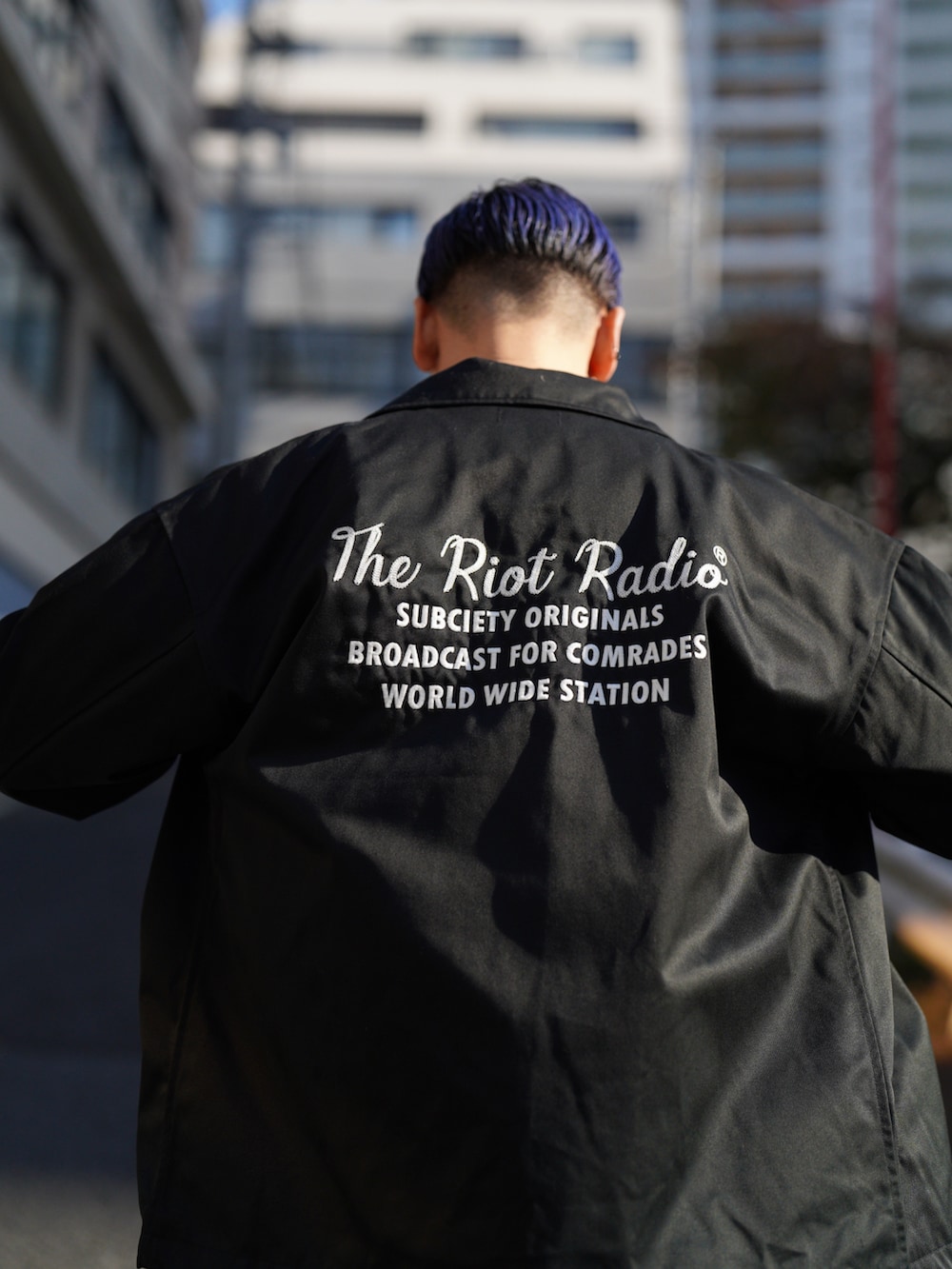 パープル系のその他パンツ、ブラック系のブルゾン、グレー系のカーディガン/ボレロを着用したメンズの秋コーディネートの3枚目の写真