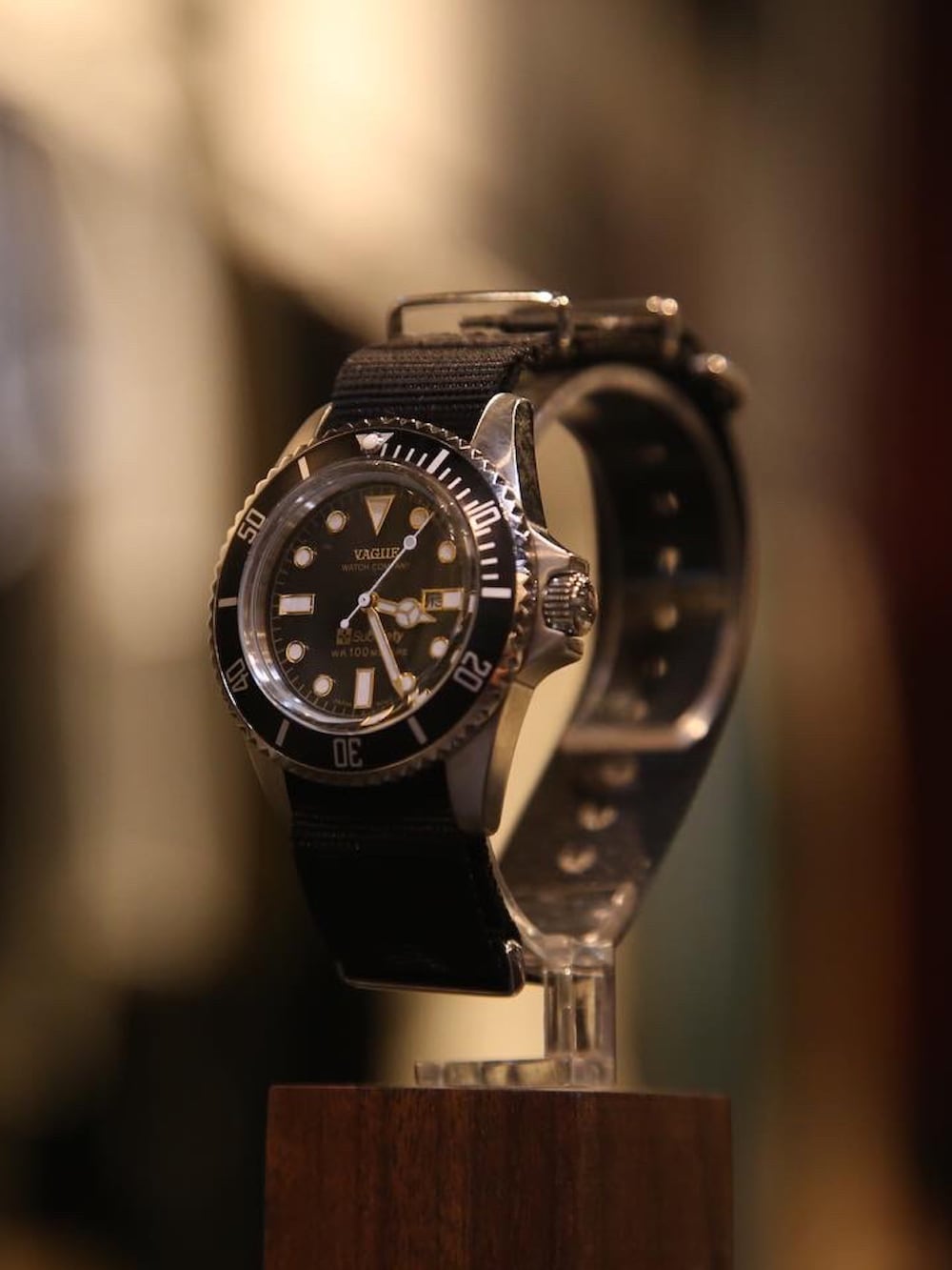 シルバー系のアナログ腕時計を着用したメンズの夏コーディネートの2枚目の写真