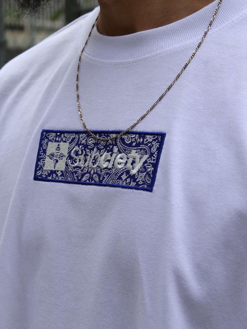 グレー系のカーゴパンツ、ホワイト系のTシャツ/カットソーを着用したメンズの秋コーディネートの2枚目の写真