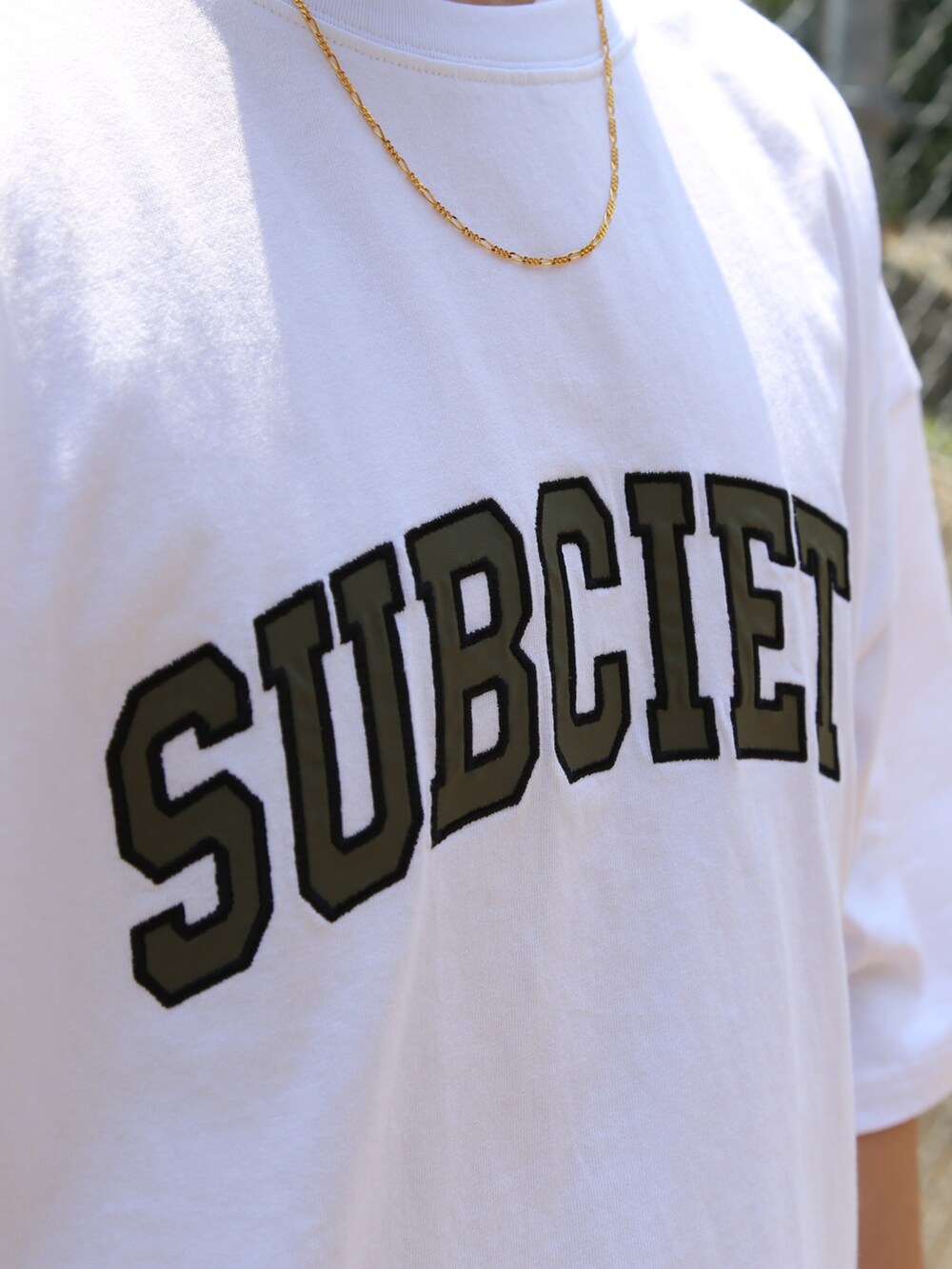 ブルー系のデニムパンツ、ホワイト系のTシャツ/カットソーを着用したメンズの春コーディネートの2枚目の写真