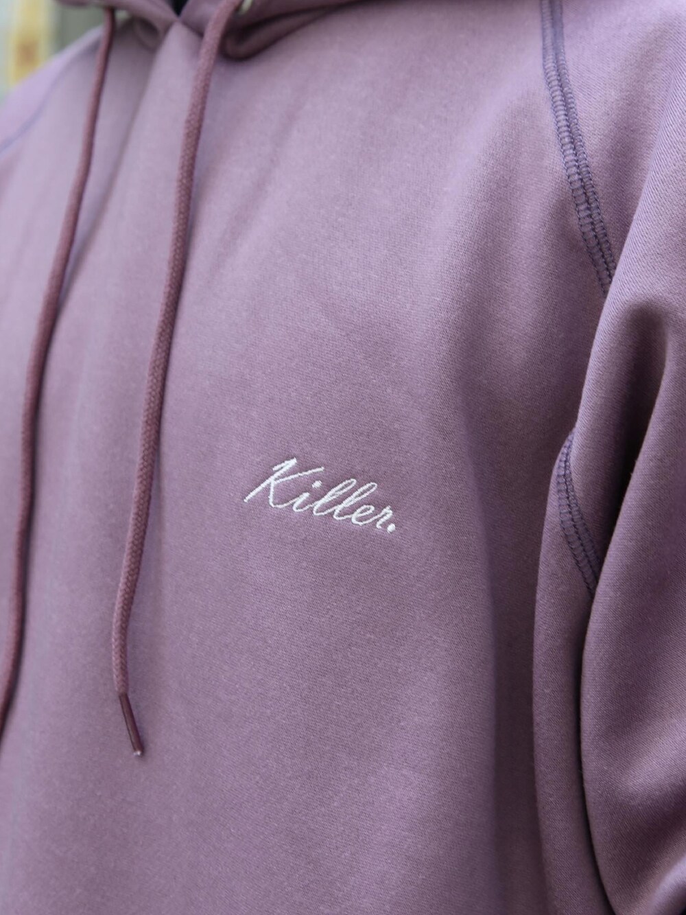 ブラック系のその他パンツ、パープル系のパーカーを着用したメンズの秋コーディネートの3枚目の写真