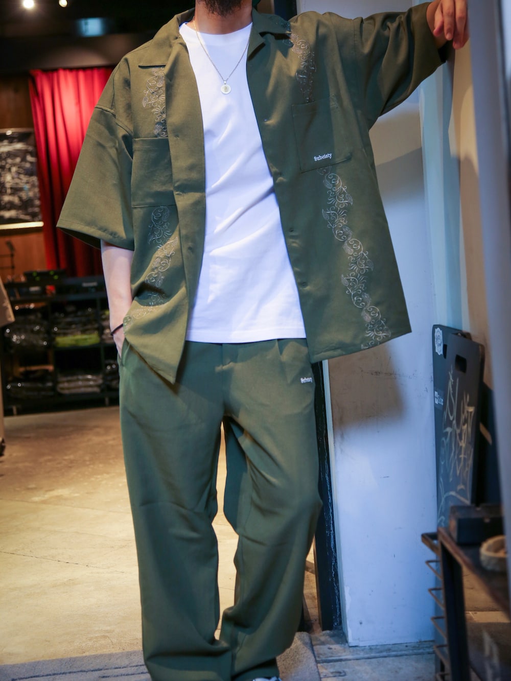 グリーン系のその他パンツ、グリーン系のシャツ/ブラウスを着用したメンズの冬コーディネートの2枚目の写真