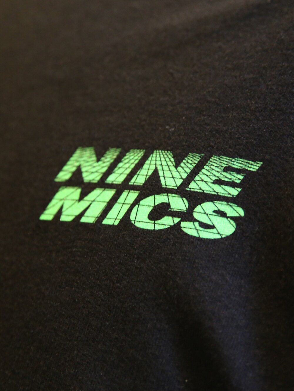 ブラック系のTシャツ/カットソー、グレー系のカーゴパンツ、ホワイト系のキャップを着用したメンズの秋コーディネートの3枚目の写真