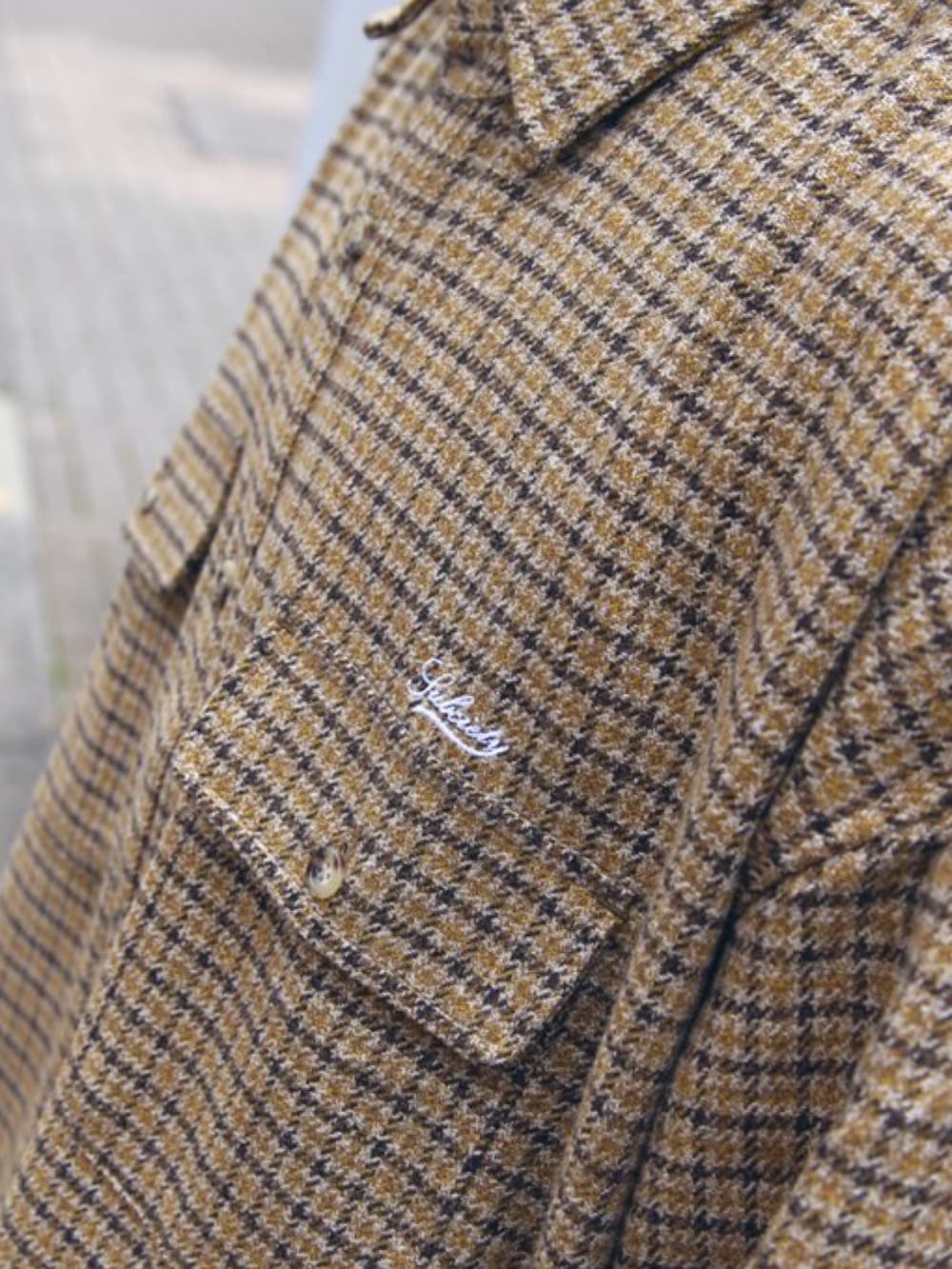 グリーン系のその他パンツ、イエロー系のシャツ/ブラウス、ブラック系のキャップを着用したメンズの秋コーディネートの2枚目の写真