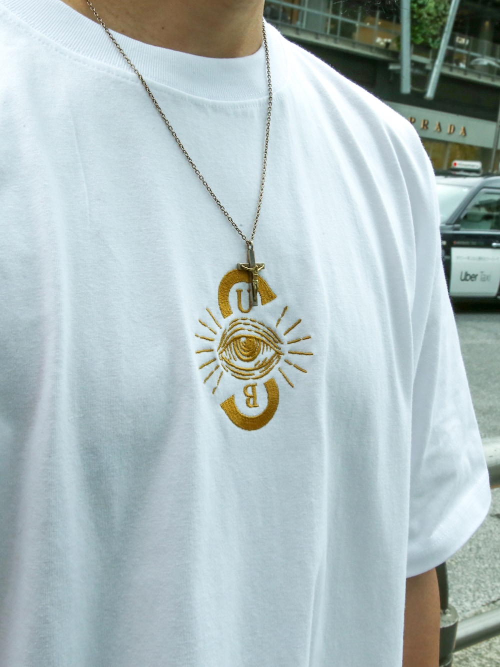 ホワイト系のTシャツ/カットソー、グレー系のキャップを着用したメンズの春コーディネートの2枚目の写真